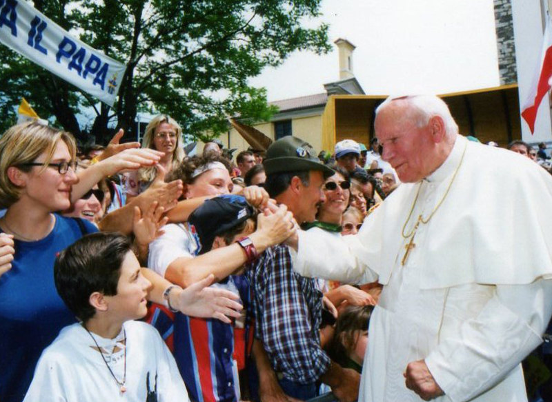 Tutti desiderano stringergli la mano.