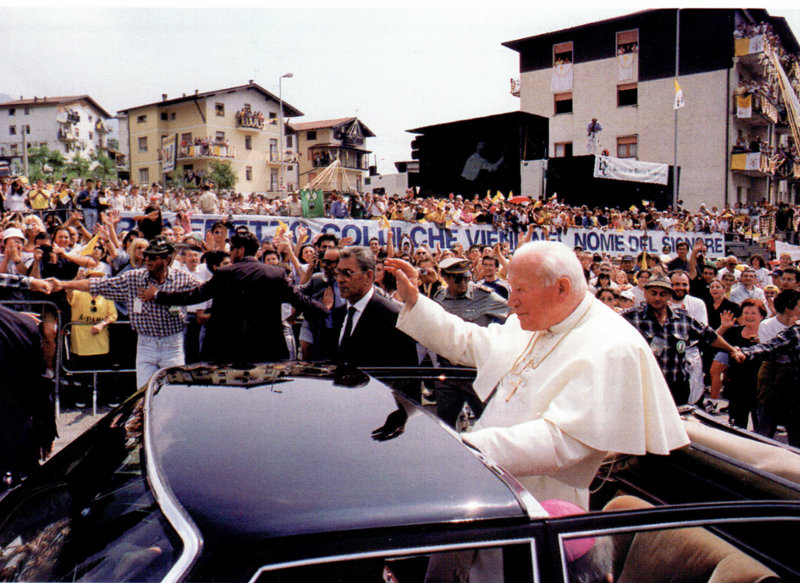 Il Papa saluta.