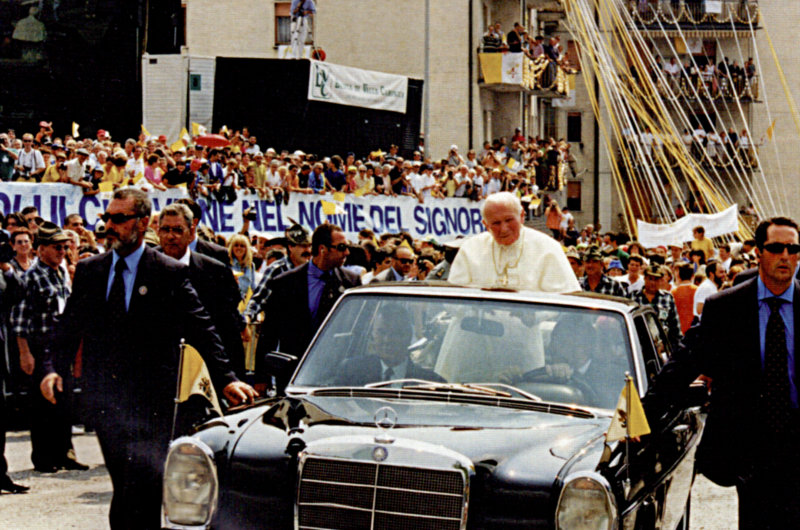 Il Papa sulla sua automobile scoperta, circondata dalla sicurezza del Vaticano, inizia il suo percorso per arrivare alla chiesa.