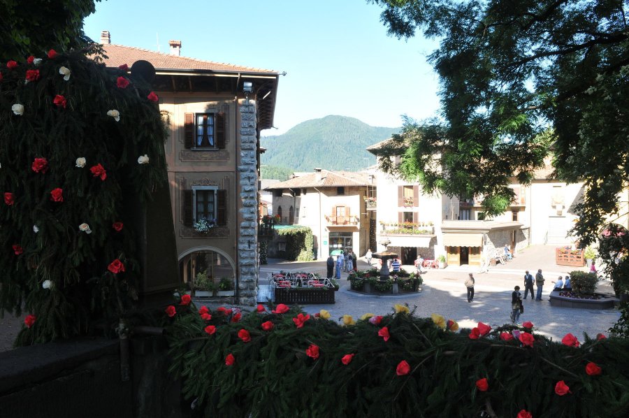 2009: addobbi per la Festa di San Giovanni Battista