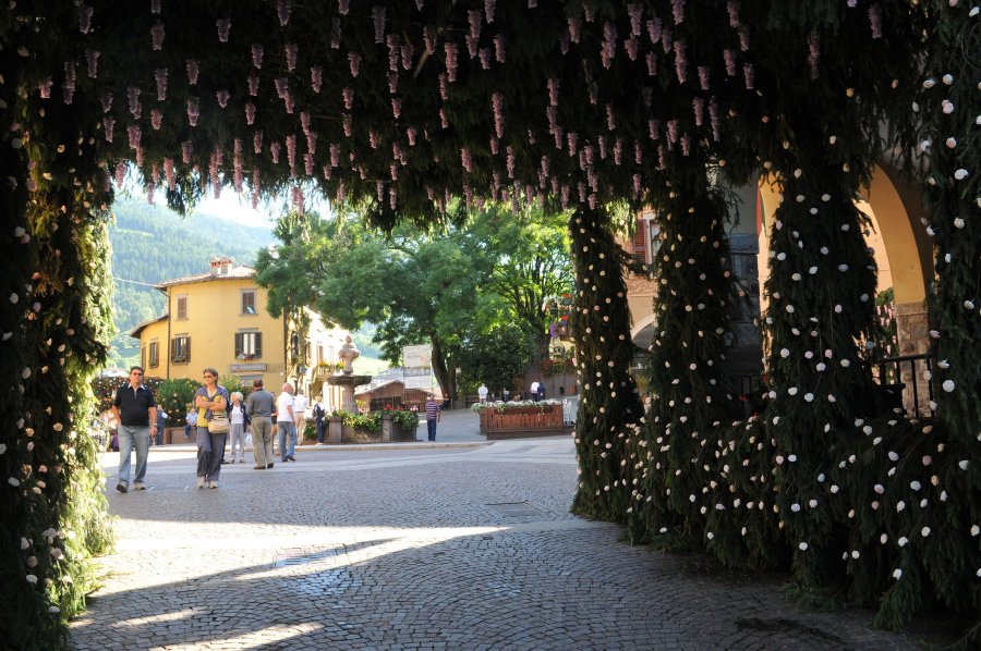 2009: addobbi per la Festa di San Giovanni Battista