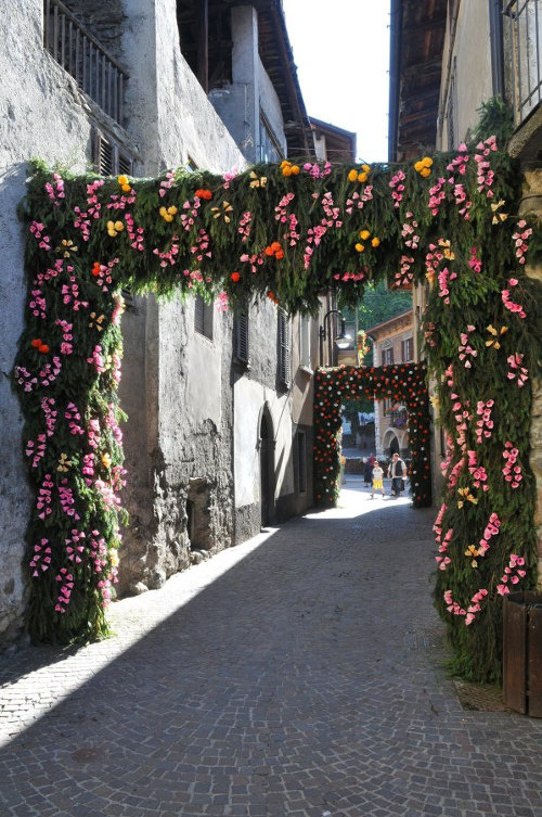 2009: addobbi per la Festa di San Giovanni Battista