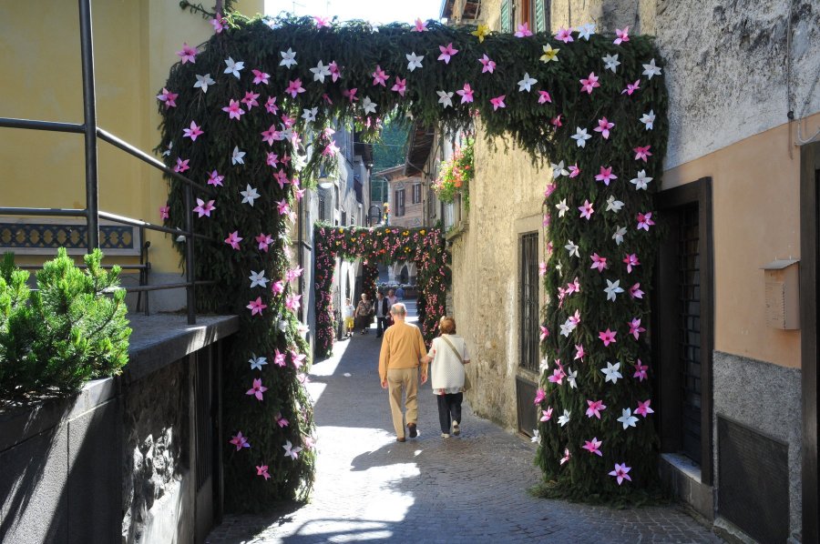 2009: addobbi per la Festa di San Giovanni Battista