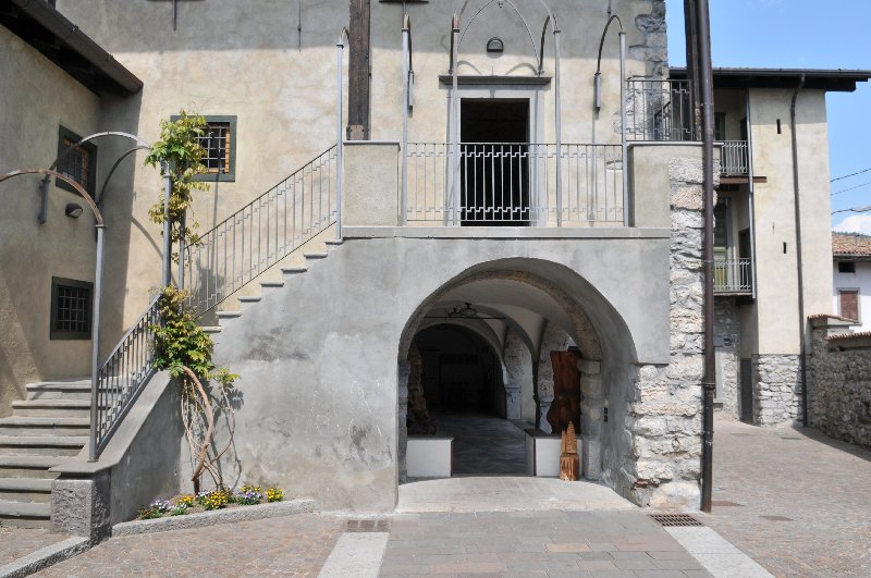 Cortile e scala di accesso al secondo piano