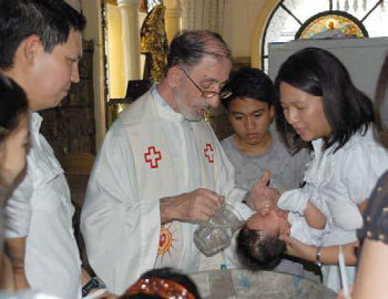 Padre Giacomo fra battesimi e matrimoni di massa 