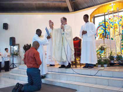 Padre Giacomo coinvolto nella danza della vita