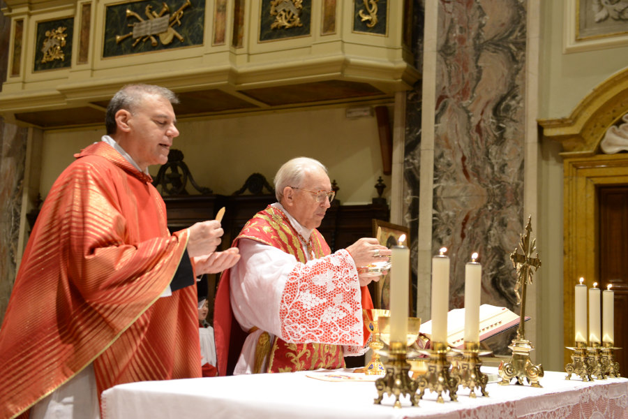 All'altare.
