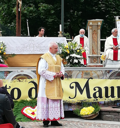 saluto a don mauro