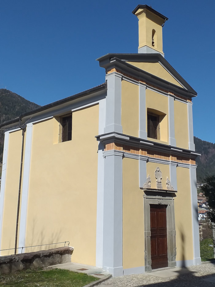 CHIESETTA DEI DISCIPLINI - Edificata sul lato sinistro della parrocchiale, apparteneva un tempo alla confraternità della "buona morte". Nel complesso lo stile architettonico è settecentesco ma con particolari anche più antichi. Esternamente la facciata principale è disposta su due ordini, divisa da cornicione con lesene sopra e sotto, e termina con un timpano triangolare sormontato da un modesto campanile. L'architrave del portale, reca dei fregi e dicitura latina; sopra il cornicione è situata una finestra rettangolare. Nell'interno le pareti della navata presentano lesene adorne di capitelli. Attualmente vi si trovano soltanto due tele, mentre in passato vi erano collocati parecchi dipinti di valore. (Da "Borno e la sua storia", di G. Goldaniga)