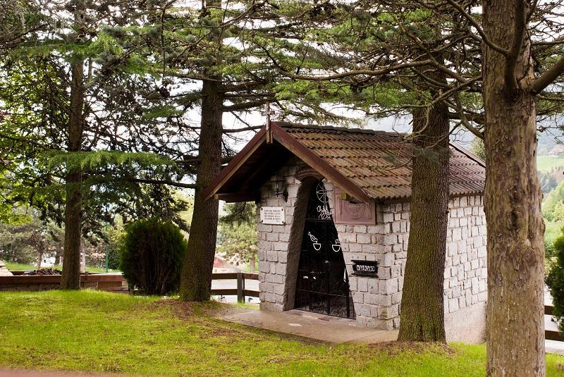 CAPPELLA DI SANTA BARBARA - Eretta nei pressi del cimitero  a ricordo dei numerosi bornesi rimasti vittime degli effetti della terribile malattia della silicosi, che colpiva soprattutto i minatori. È stata inaugurata e benedetta nel dicembre 1970. (Da 