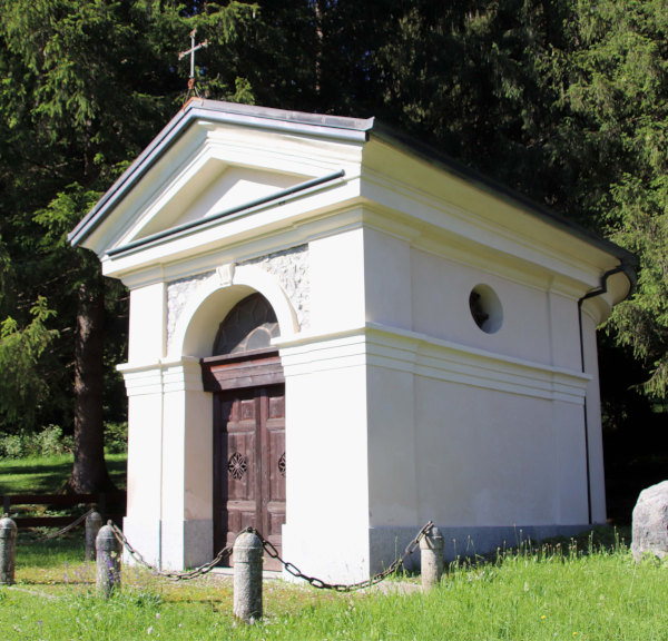 CHIESETTA DELLA MADONNA ADDOLORATA dei Lazzaretti - Sul finire del mese di agosto del 1630 inizio a serpeggiare in Borno un veemente “mal contagioso” di peste bubbonica. Per cercare di tamponare lo spargimento della spaventosa infezione, la comunità fece costruire, a debita lontananza dal borgo, alcune “baracche” al fine di consentire un decente ricovero degli ammalati. I morti furono qualche decina; il paese fu dichiarato libero dal morbo solamente il primo gennaio del 1633. A memoria della temibile pestilenza, venne edificato ai margini del lazzaretto, all’indomani di una nuova e aggressiva epidemia, questa volta di colera asiatico, scatenatasi nel 1855, un tempietto intitolato alla Madonna Addolorata, forse sul luogo in cui già esisteva un piccolo sacello. Una radicale ristrutturazione della chiesetta venne portata a termine nel 1956. Vi si conservano affreschi - quattro Profeti e una Deposizione con l’Addolorata e i Santi Rocco e Carlo - usciti dall’esperto pennello del pittore Antonio Guadagnini (Esine 1817 - Arzago d'Adda 1900). (Da 