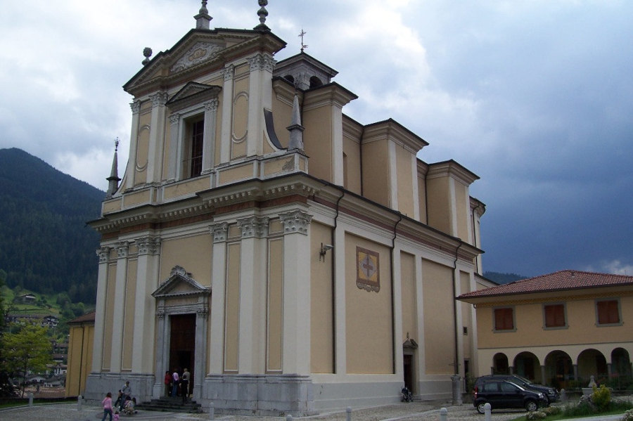 PARROCCHIALE - All'esterno la facciata principale è scandita da lesene, rivestite di marmo, in armonia coi capitelli corinzi e suddivisa in altezza da due ordini di cornicioni; il portale in pietra e il finestrone rettangolare superiore sono sormontati da timpani triangolari. (Da 
