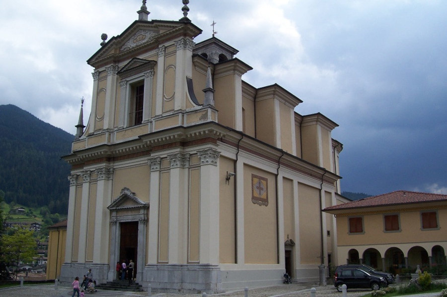 PARROCCHIALE - All'esterno la facciata principale è scandita da lesene, rivestite di marmo, in armonia coi capitelli corinzi e suddivisa in altezza da due ordini di cornicioni; il portale in pietra e il finestrone rettangolare superiore sono sormontati da timpani triangolari. (Da "Borno e la sua storia", di G. Goldaniga)