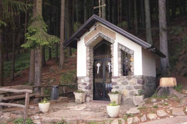 CAPPELLA DI SEDULZO - La cappella, ubicata in località “Sedulzo” lungo la carrareccia che conduce al lago di Lova, venne fabbricata negli anni 1957-58, per voto di alcuni reduci scampati ai campi di concentramento nazisti. Durante l’ultima guerra mondiale, in conseguenza di un fatto d’arme accaduto il 27 settembre 1944 tra formazioni partigiane e un reparto di militari tedeschi della scuola allievi sottufficiali (nel quale questi ultimi ebbero la peggio), il locale comando germanico decretò, il 4 ottobre, la distruzione del paese. Solo il coraggioso intervento del benemerito arciprete don Domenico Moreschi, che giunse a prospettare il sacrificio della propria persona, cosi come il curato don Andrea Pinotti (Sonico 1874 – Borno 1945) offri la sua, permise di scongiurare più tragiche conseguenze, anche se non pote evitare il rastrellamento e la deportazione di un gruppo di cittadini. Gli affreschi che all’interno della cappella rievocano questi dolorosi eventi sono opera del pittore Andrea Enrico Peci (Borno 1885 – Vaprio d’Adda 1974). (Da “La Chiesa Parrocchiale di Borno, Storia e Arte” a cura di O. Franzoni)