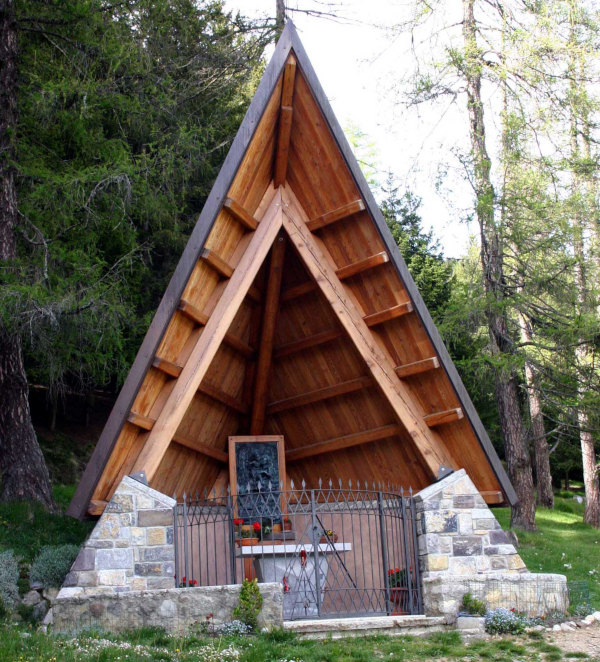 CAPPELLA DELLA NATIVITÀ DELLA VERGINE MARIA IN LOVA - Costruita a partire dall’autunno 2002 per impulso di un manipolo di amici, frequentatori e innamorati della località di Lova, la nuova cappella votiva si eleva svettante a dominare la bella conca nella quale si adagia pacifico l’omonimo laghetto. È stata benedetta il 28 settembre 2003, con cerimonia presieduta dal vescovo emerito di Brescia monsignor Bruno Foresti. Contiene un bassorilievo in bronzo della Natività di Maria scolpito dal noto maestro bresciano Federico Severino. (Da "La Chiesa Parrocchiale di Borno - Storia e Arte", a cura di O. Franzoni) - vedi articolo