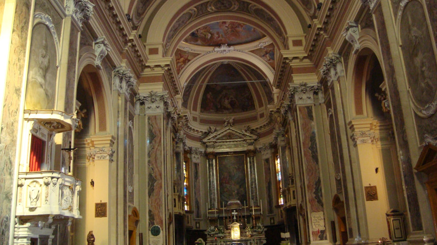 PARROCCHIALE: VISTA DALL'INGRESSO PRINCIPALE - L'interno, ad aula unica, presenta lungo la navata quattro cappelle, disposte due per lato; il soffitto voltato a botte evidenzia negli interspazi tre cupole interamente affrescate. (Da 
